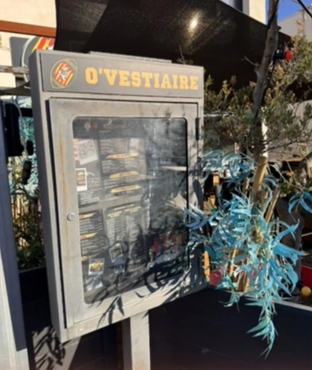 Le tableau d’affichage O’Vestiaire à l’entrée de la terrasse