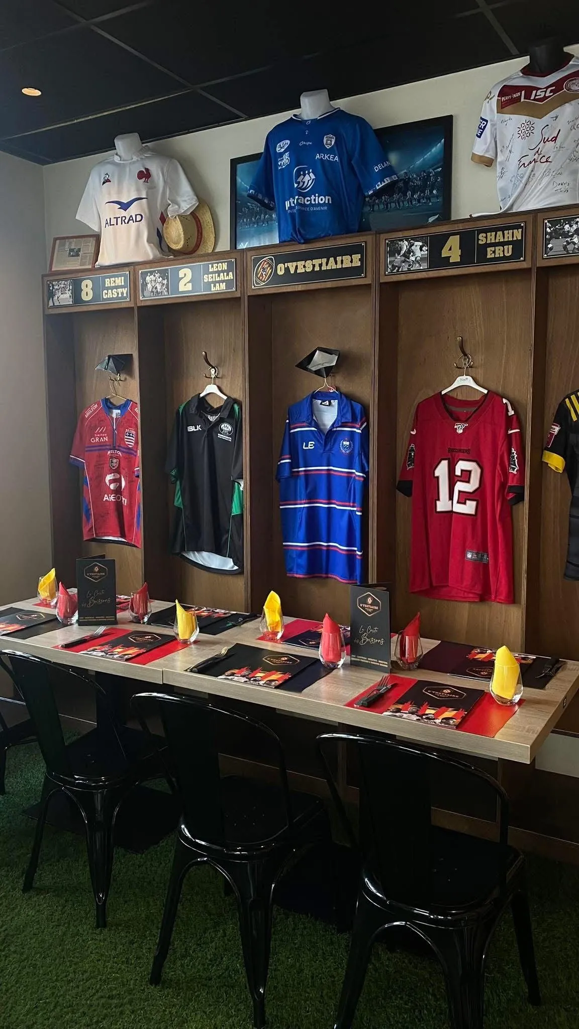 Le vestiaire en bois : cinq places, plaques nominatives et maillots