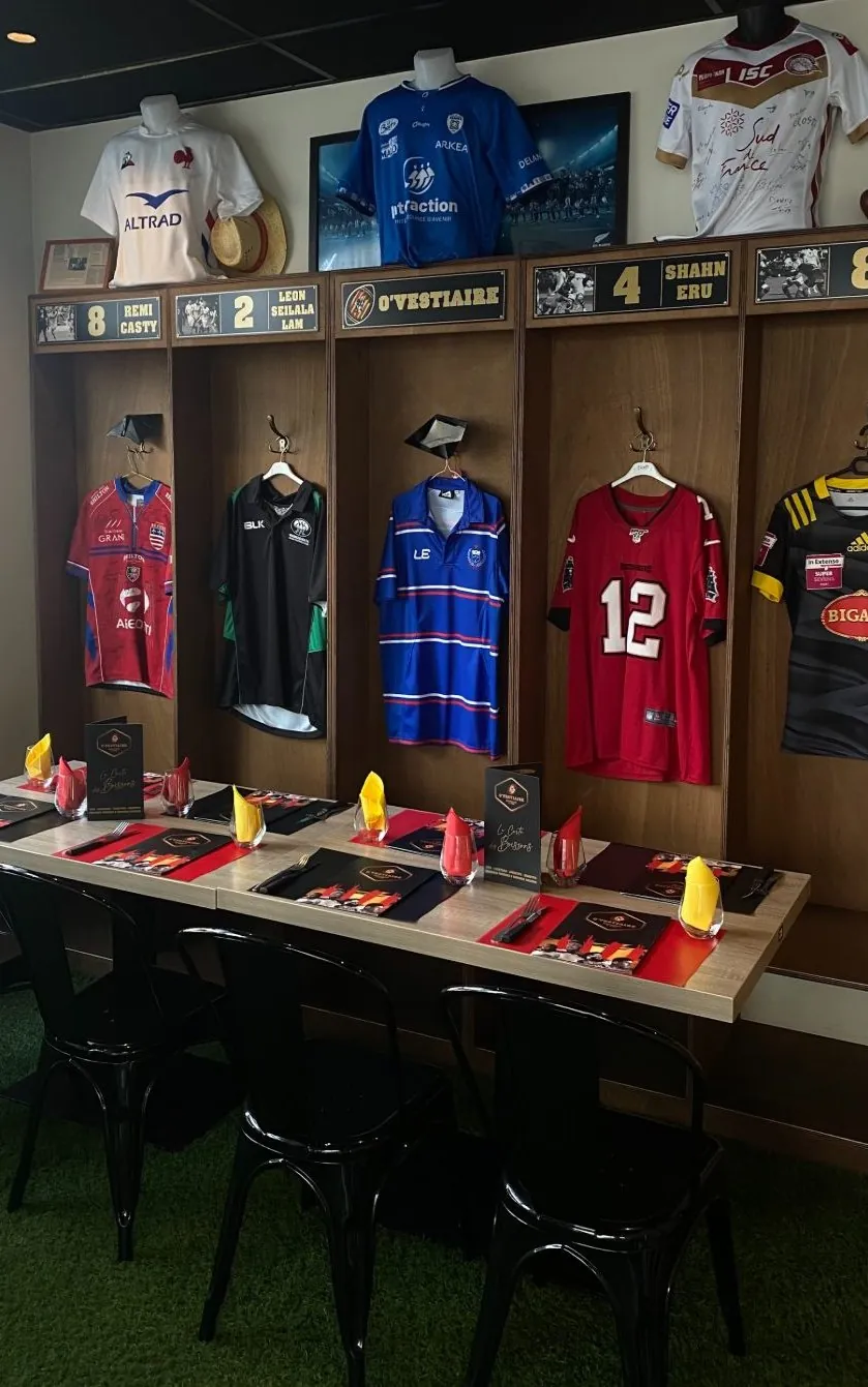 Le vestiaire en bois et ses maillots