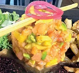 Tartare de saumon à l’avocat et à la mangue, oignon rouge et frites maison