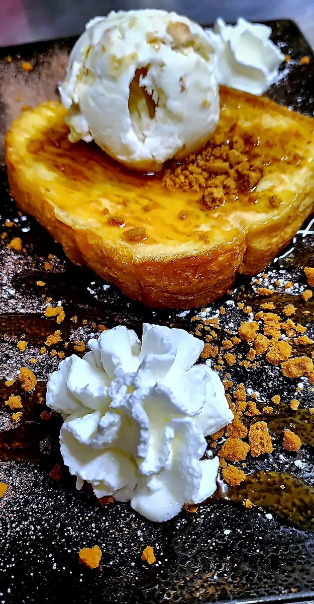 Dessert maison : brioche dorée, glace et chantilly