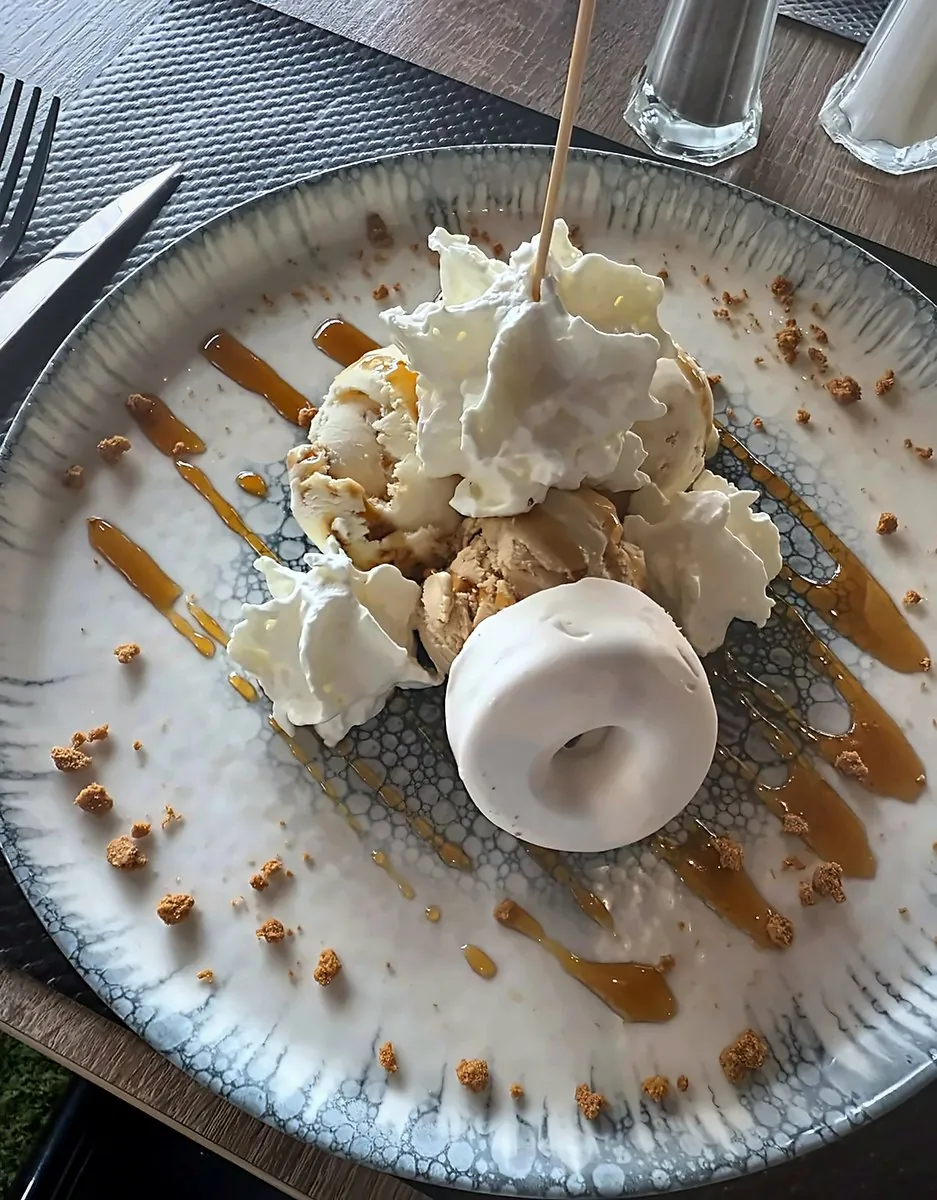 Dessert maison : glaces, chantilly et caramel