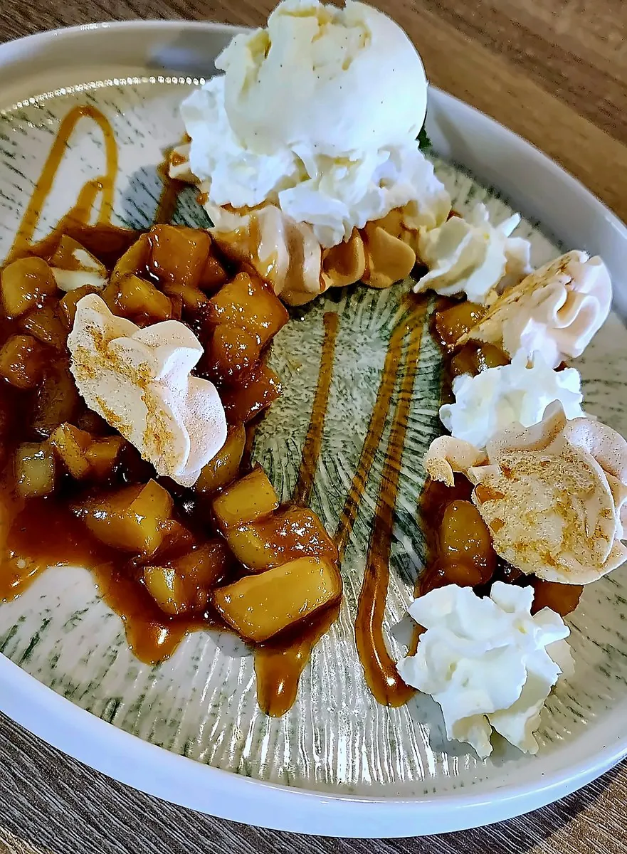 Dessert maison : pommes caramélisées, glace vanille et meringues