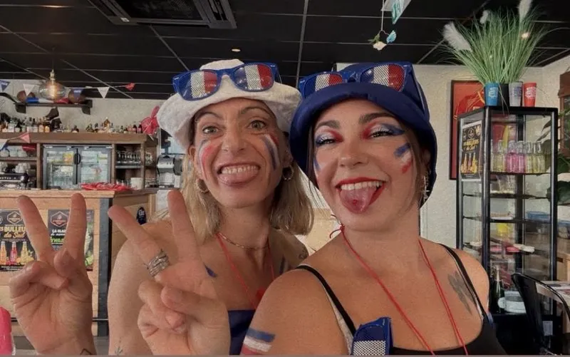Deux clientes maquillées en bleu-blanc-rouge, devant le comptoir