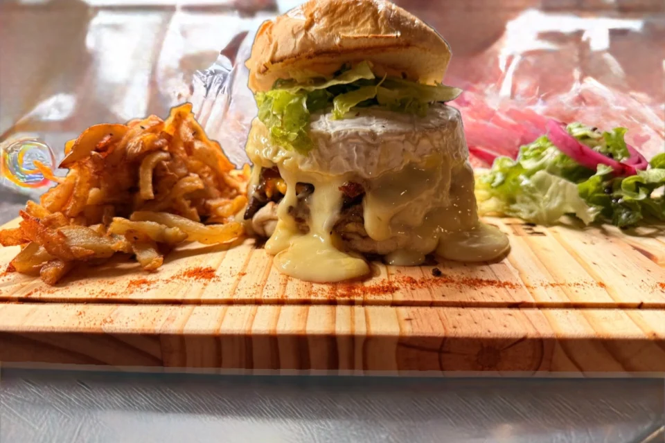 Burger O’Canigou au demi-camembert fondu et frites maison, O’Vestiaire à Saint-Estève