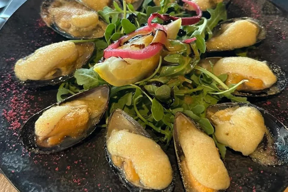 Moules gratinées à l’aïoli sur lit de roquette, O’Vestiaire à Saint-Estève