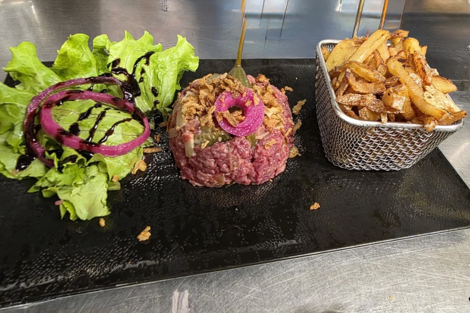Tartare de bœuf préparé au couteau, salade et frites maison, O’Vestiaire à Saint-Estève
